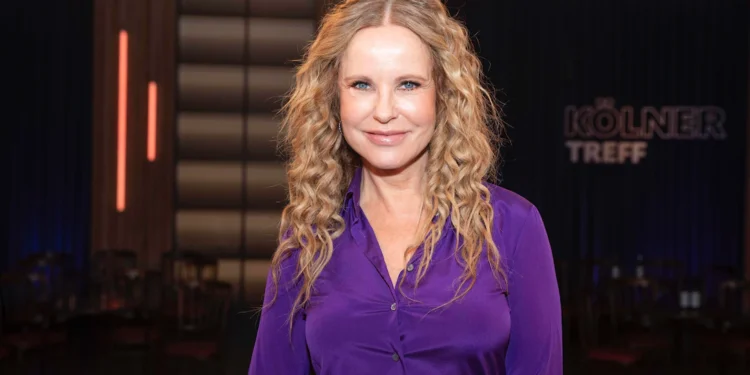 Gerüchte um „Katja Burkard verstorben“ schockieren Fans Die Schlagzeile „Katja Burkard verstorben“ verbreitete sich in den vergangenen Wochen rasend schnell in sozialen Medien und auf diversen Webseiten. Für viele Fans der beliebten RTL-Moderatorin war die Nachricht ein Schockmoment. Doch was steckt wirklich hinter dem Gerücht? Dieser Artikel geht der Sache auf den Grund, erklärt, wie solche Falschmeldungen entstehen, und zeigt, warum die Wahrheit ganz anders aussieht. Ein Schock für viele Fans Als die Worte „Katja Burkard verstorben“ erstmals auftauchten, reagierten viele Menschen fassungslos. Besonders in sozialen Netzwerken wie Facebook, Instagram und X (ehemals Twitter) häuften sich Kommentare voller Bestürzung und Trauer. Einige Nutzerinnen und Nutzer teilten die Meldung sofort weiter, andere suchten verzweifelt nach einer Bestätigung in den Nachrichten. Solche emotionalen Reaktionen sind verständlich. Katja Burkard ist seit Jahrzehnten ein vertrautes Gesicht im deutschen Fernsehen. Die Vorstellung, sie könne plötzlich verstorben sein, traf viele ihrer langjährigen Zuschauer mitten ins Herz. Doch schon bald stellte sich heraus: Die Meldung ist falsch. Wie das Gerücht „Katja Burkard verstorben“ entstand Das Gerücht entstand, wie so oft, aus einer Mischung aus Fehlinformation, Unachtsamkeit und Sensationslust. Auf mehreren kleinen Nachrichtenseiten und Social-Media-Kanälen tauchten Beiträge auf, die ohne Belege behaupteten, Katja Burkard sei gestorben. Diese Texte enthielten keine Quellen, keine offiziellen Aussagen und keine Details zu Zeitpunkt oder Umständen. Ein möglicher Auslöser war eine Namensverwechslung. Eine andere Journalistin mit einem ähnlichen Namen war tatsächlich kürzlich verstorben. Viele Nutzer lasen die Nachricht nur oberflächlich, verwechselten die beiden Frauen und verbreiteten die Information weiter. Dadurch begann sich das falsche Gerücht „Katja Burkard verstorben“ wie ein Lauffeuer zu verbreiten. Falschmeldungen funktionieren nach einem einfachen Prinzip: Sie wecken starke Emotionen, erzeugen Aufmerksamkeit und werden deshalb häufiger geteilt. Im Fall von Katja Burkard war genau das der Fall. Die Schlagzeile klang schockierend und glaubwürdig genug, um viele Menschen in die Irre zu führen. Wer ist Katja Burkard wirklich? Um zu verstehen, warum das Gerücht so viel Aufsehen erregte, lohnt sich ein Blick auf die echte Person hinter dem Namen. Katja Burkard wurde am 21. April 1965 im Westerwald geboren. Nach dem Abitur studierte sie Germanistik und Politikwissenschaften und startete anschließend ihre journalistische Karriere beim Bastei-Verlag. Seit Mitte der 1990er Jahre ist sie fester Bestandteil von RTL. Besonders bekannt wurde sie durch ihre Rolle als Moderatorin der Mittagsnachrichtensendung „Punkt 12“, die sie bereits seit 1997 moderiert. Mit ihrer sympathischen, ruhigen Art und ihrer authentischen Ausstrahlung gewann sie schnell die Herzen der Zuschauer. Katja Burkard ist nicht nur eine erfahrene Journalistin, sondern auch Autorin und engagierte Mutter. Sie lebt mit ihrem langjährigen Partner und ihren beiden Töchtern in Köln. Erst kürzlich gab sie bekannt, dass sie und ihr Partner Hans Mahr nach vielen Jahren Beziehung geheiratet haben – ein Ereignis, das einmal mehr beweist, dass sie lebt und aktiv im Leben steht. Warum das Gerücht nicht stimmt Dass das Gerücht „Katja Burkard verstorben“ falsch ist, lässt sich mit einfachen Fakten belegen. Erstens: Es existiert keine einzige seriöse Quelle, die den Tod der Moderatorin bestätigt hätte. Wäre eine bekannte Persönlichkeit wie Katja Burkard tatsächlich verstorben, hätten große Medienhäuser wie RTL, Spiegel oder dpa umgehend darüber berichtet. Das ist nicht passiert. Zweitens: Katja Burkard ist weiterhin regelmäßig im Fernsehen zu sehen. Sie moderiert „Punkt 12“, tritt in Talkshows auf und postet auf ihren Social-Media-Kanälen aktuelle Inhalte. Ihr letzter öffentlicher Auftritt liegt nur wenige Tage zurück – ein eindeutiger Beweis dafür, dass die Nachricht erfunden ist. Drittens: Das Muster des Gerüchts passt genau zu typischen Fake-News-Strukturen. Überschriften wie „plötzlich und unerwartet“ oder „tragischer Verlust“ sollen Emotionen auslösen, ohne konkrete Informationen zu liefern. Diese Art der Desinformation zielt darauf ab, Klicks zu generieren – nicht, um zu informieren. Die Dynamik von Falschmeldungen Warum verbreiten sich solche falschen Todesnachrichten überhaupt so schnell? Der Grund liegt in der menschlichen Psychologie und in der Funktionsweise der sozialen Medien. Menschen reagieren stark auf emotionale Themen – besonders, wenn es um bekannte Persönlichkeiten geht. Der Tod ist eines der stärksten emotionalen Themen überhaupt. Zudem belohnen Algorithmen Beiträge, die viel Interaktion auslösen. Eine Nachricht wie „Katja Burkard verstorben“ erzeugt Trauer, Empörung und Neugier – und genau diese Reaktionen sorgen dafür, dass der Beitrag in den Feeds vieler Nutzer erscheint. So entsteht eine gefährliche Spirale, die sich kaum stoppen lässt. Ein weiteres Problem ist, dass viele Menschen Artikel oder Schlagzeilen teilen, ohne sie vollständig zu lesen. Ein kurzer Blick auf den Titel reicht oft, um eine Information weiterzuverbreiten. So wird aus einer einzelnen Falschmeldung schnell ein viraler Trend. Die Folgen für Betroffene und Fans Für die Betroffene selbst ist ein solches Gerücht kein harmloses Missverständnis, sondern eine belastende Erfahrung. Sich plötzlich im Internet als „verstorben“ wiederzufinden, kann schockierend sein. Es betrifft nicht nur die eigene Person, sondern auch Familie, Freunde und Kollegen. Auch Fans leiden unter der Unsicherheit. Viele fühlen echte Trauer, bevor sie überhaupt wissen, ob die Nachricht stimmt. Im Fall von Katja Burkard meldeten sich zahlreiche Zuschauer besorgt bei RTL oder über soziale Netzwerke, um zu fragen, ob an der Meldung etwas dran sei. Die Situation zeigt, wie stark Falschinformationen das Vertrauen zwischen Medien und Publikum erschüttern können. Wenn Menschen immer wieder auf erfundene Nachrichten stoßen, verlieren sie den Glauben an verlässliche Quellen – ein ernstes gesellschaftliches Problem. Katja Burkards Reaktion auf das Gerücht Katja Burkard selbst hat das Gerücht mit Gelassenheit und Humor kommentiert. Sie betonte, dass sie sich bester Gesundheit erfreue und solche Meldungen nicht allzu ernst nehme. Dennoch zeigte sie Verständnis für die Fans, die verunsichert waren. Ihre Reaktion unterstreicht ihre Professionalität und ihre Bodenständigkeit. Dass sie trotz solcher Falschmeldungen ruhig bleibt, passt zu ihrer Persönlichkeit. Sie ist bekannt dafür, offen mit Themen umzugehen, die andere vielleicht tabuisieren würden – sei es ihre Sprachbesonderheit oder ihr Engagement für Frauenrechte. Diese Haltung stärkt ihr Image als authentische und sympathische Journalistin. Warum wir solche Gerüchte hinterfragen sollten Der Fall „Katja Burkard verstorben“ ist ein Paradebeispiel dafür, wie schnell Desinformation im digitalen Zeitalter entstehen kann. Jeder Klick, jeder geteilte Beitrag trägt dazu bei, dass sich ein Gerücht weiter verbreitet – selbst wenn es falsch ist. Deshalb ist es wichtig, jede Nachricht kritisch zu prüfen. Fragen wie „Woher stammt die Information?“, „Gibt es offizielle Bestätigungen?“ oder „Wer profitiert von dieser Meldung?“ helfen, Fake News zu entlarven. Medienkompetenz ist heute wichtiger denn je. Nur wer bewusst konsumiert, kann zwischen Wahrheit und Fiktion unterscheiden. Katja Burkard selbst ist ein gutes Beispiel dafür, wie man mit Ruhe und Klarheit auf Unsinn reagiert, statt ihn weiter anzuheizen. Lehren aus dem Vorfall Der Umgang mit Falschmeldungen ist nicht nur eine Frage der Verantwortung der Medien, sondern auch der Nutzer. Jeder hat die Möglichkeit, bewusster mit Informationen umzugehen. Hier ein paar einfache Grundsätze: Überprüfe die Quelle, bevor du teilst. Lies den ganzen Artikel, nicht nur die Überschrift. Achte auf Formulierungen, die bewusst emotionalisieren. Vertraue auf bekannte Medienmarken statt auf unbekannte Blogs. Hinterfrage Inhalte, die zu extrem erscheinen, um wahr zu sein. Wenn mehr Menschen diese Grundregeln beherzigen, können sich Falschmeldungen wie „Katja Burkard verstorben“ künftig nicht mehr so schnell verbreiten. Fazit Das Gerücht „Katja Burkard verstorben“ ist eindeutig falsch. Es handelt sich um eine typische Falschmeldung, die durch eine unglückliche Namensverwechslung und den Drang nach Aufmerksamkeit entstanden ist. Katja Burkard lebt, arbeitet weiterhin bei RTL und begeistert ihre Zuschauer mit Professionalität und Charme. Sie ist seit Jahrzehnten eine feste Größe im deutschen Fernsehen – und das wird sich so bald nicht ändern. katja burkard verstorben